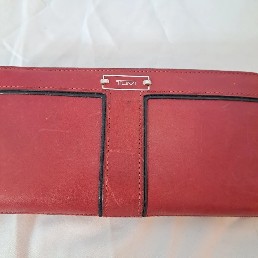 Tumi | Red leather ladies Wallet and black trim - Picture 4 of 14